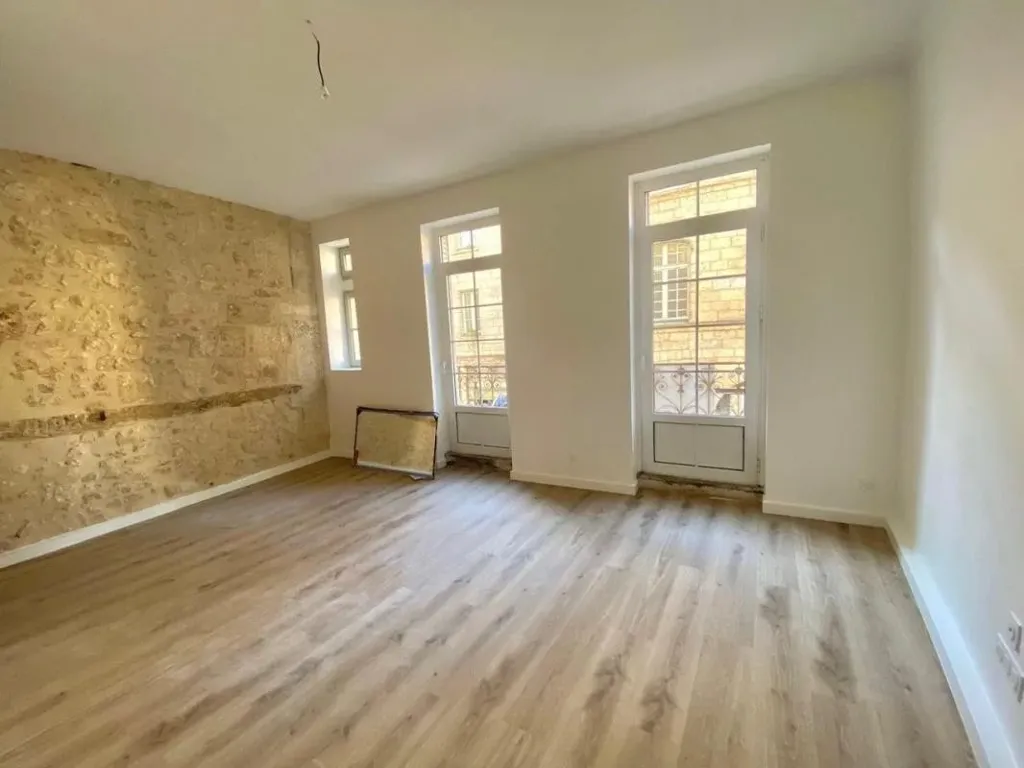 Pièces - Appartement Rénové avec Balcon en Centre-Ville