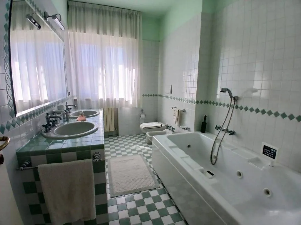 Salles de bain - Luxury Penthouse with Panoramic Views in Civitanova Marche