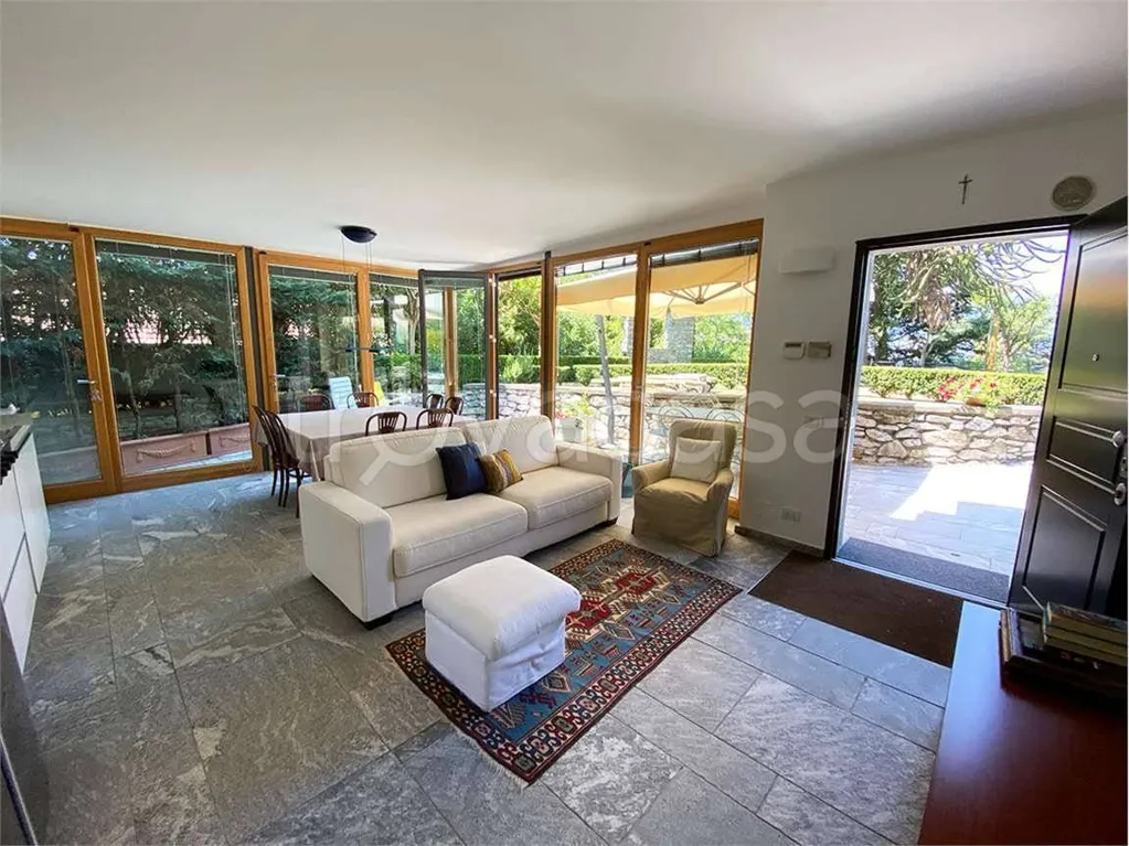 Soggiorno - Appartamento con vista lago e giardino a Faggeto Lario