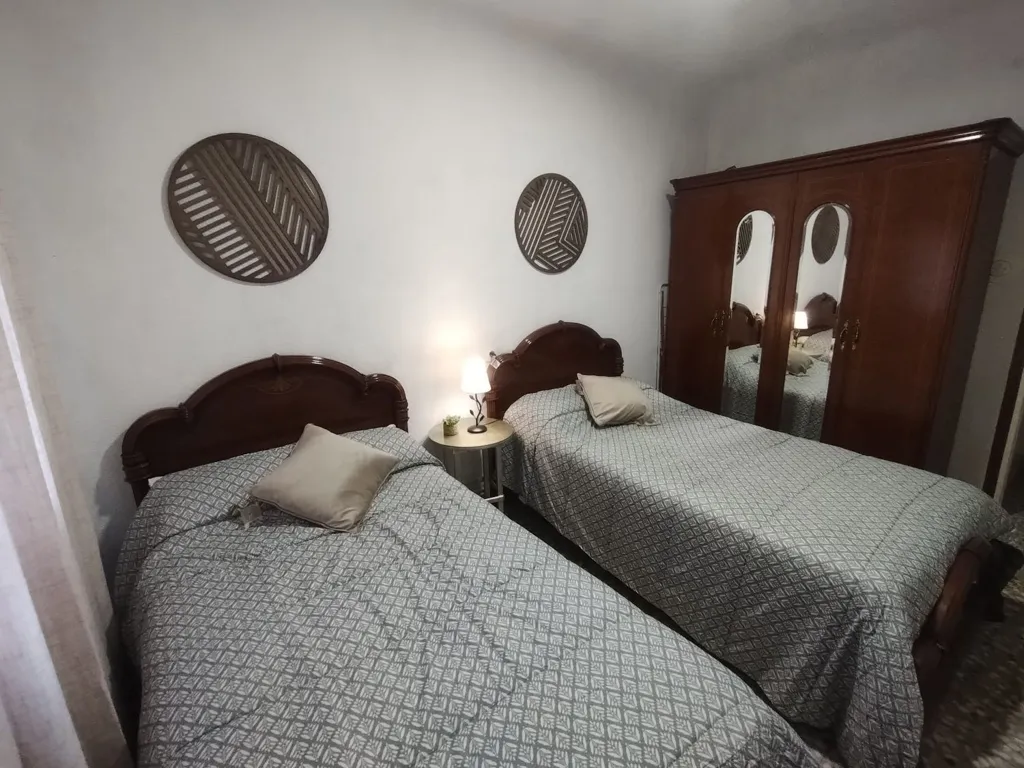 Chambres - 3-Bedroom Apartment with Balcony in City Centre
