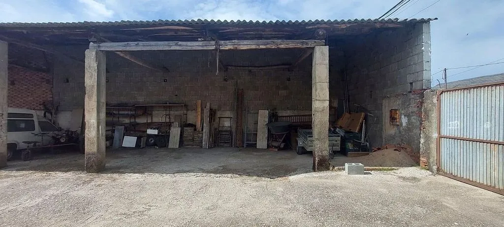 Garage - Rural House with Terrace in Carracedelo