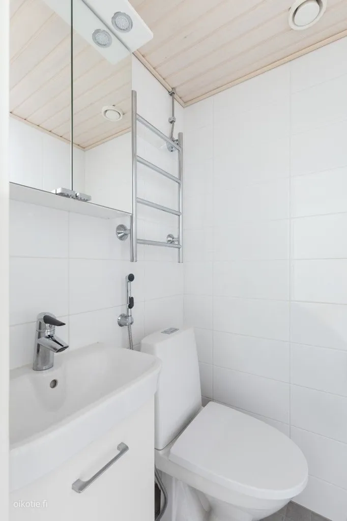 Salles de bain - Spacious Apartment with Garden in Kivenlahti, Espoo