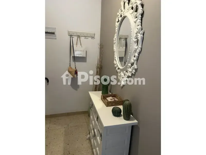 Entrée - Bright Apartment with Balcony in Central Location