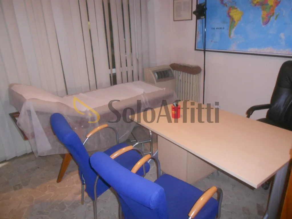 Bureau - Armed Office with Central Heating in Corso Milano