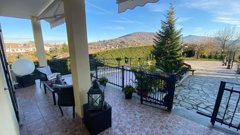 Terrace - Rustic Cottagelike Villa with Lake View in Avigliana