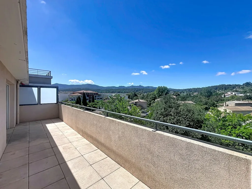 Rõdu - 3-Bed Apartment with Terrace in Gardanne