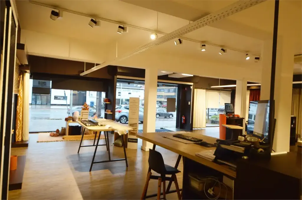 Pièces - Boutique en location avec parking à Ninove