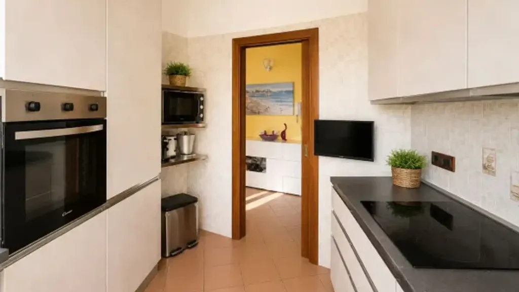 Köök - Bright Trilocale with Balcony in Milan