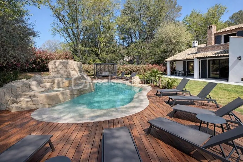 Piscine - Villa Rénovée avec Piscine à Roquefort-les-Pins