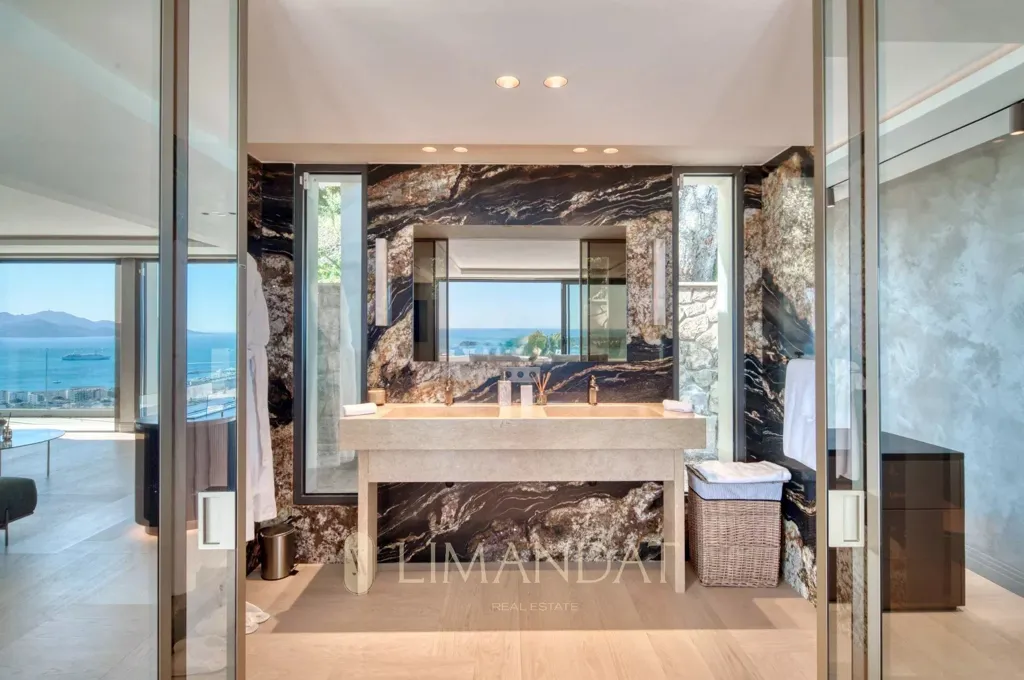 Salles de bain - Villa de luxe avec vue mer à Cannes