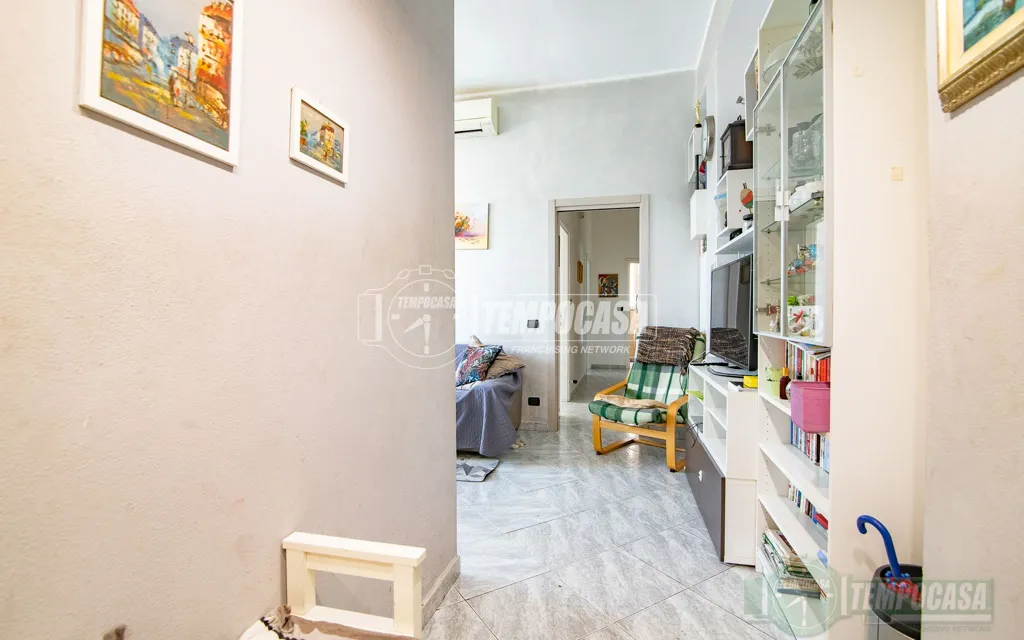 Entrée - Rustic-Style Flat with Central Heating in Sesto San Giovanni