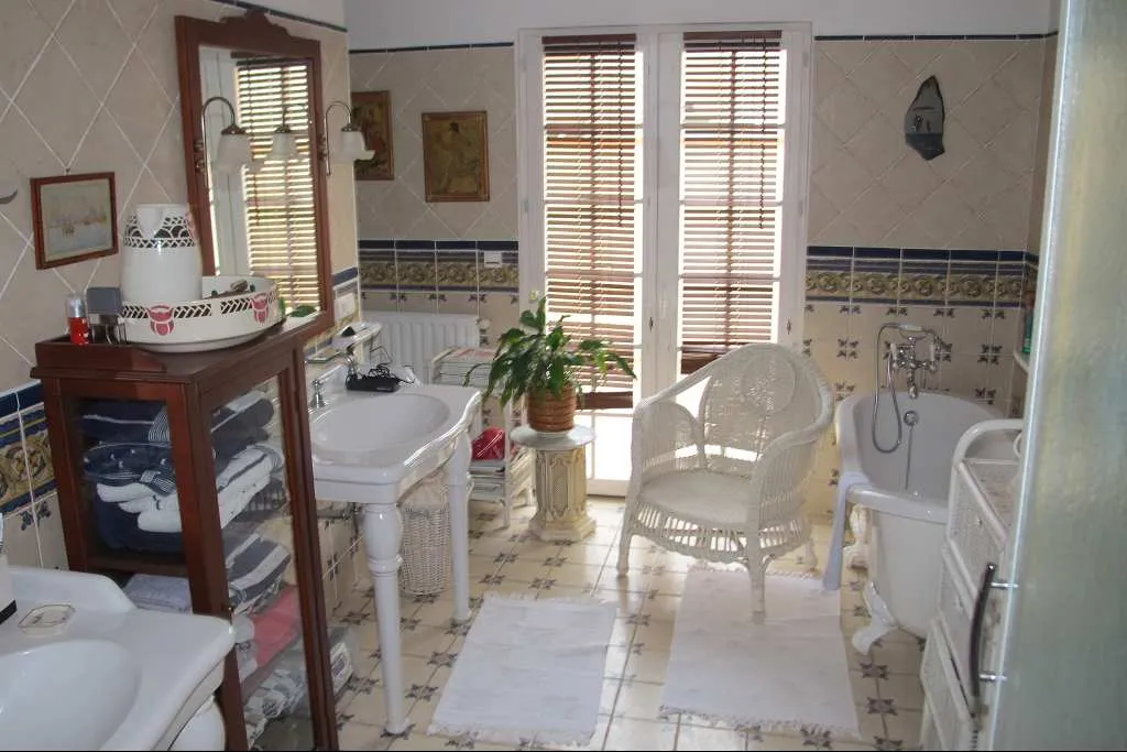 Bathrooms - Spacious House with Pool in Toulouse