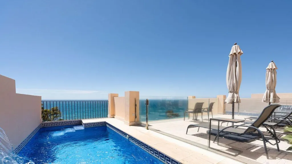 Piscine - Duplex Penthouse with 360 Views in Estepona