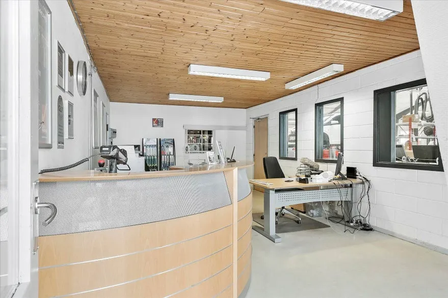 Kabinet - Retail Unit with Extensive Outdoor Space in Fibernet
