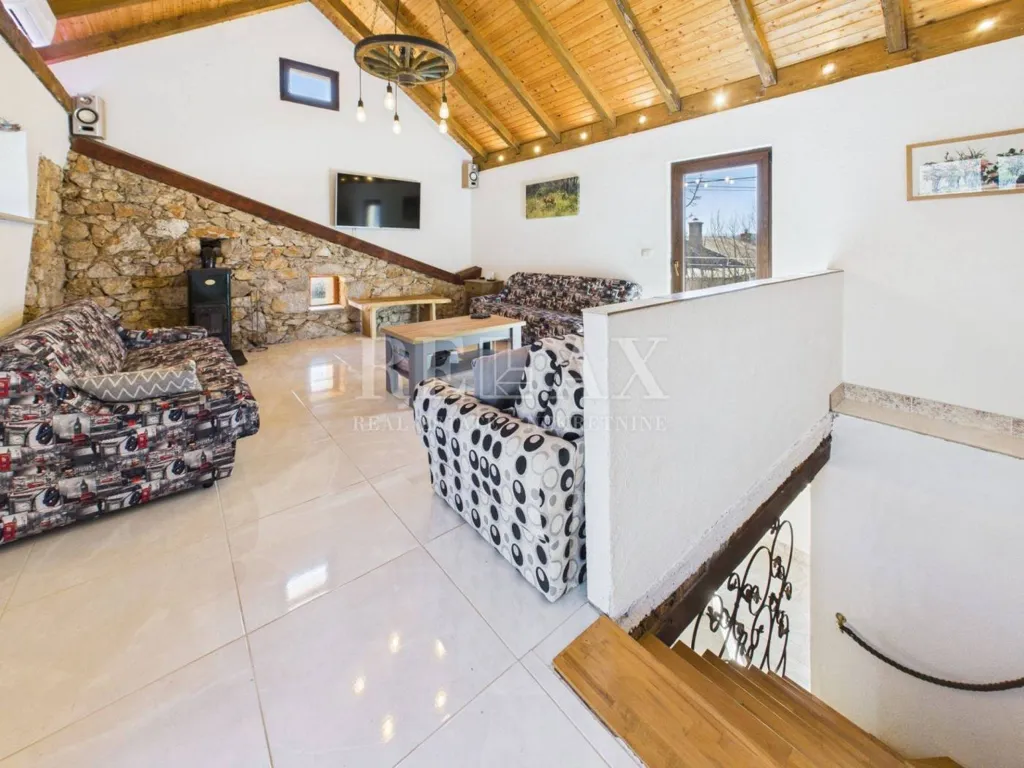 Elutuba - Traditional House with Pool in Bribir