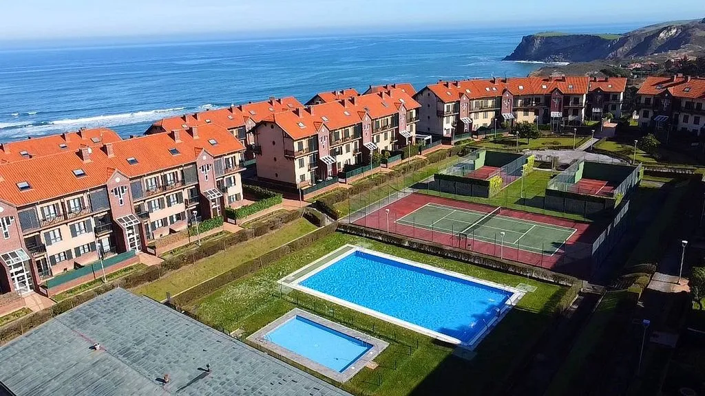 Õhuvaade - Terraced House with Pool in Comillas