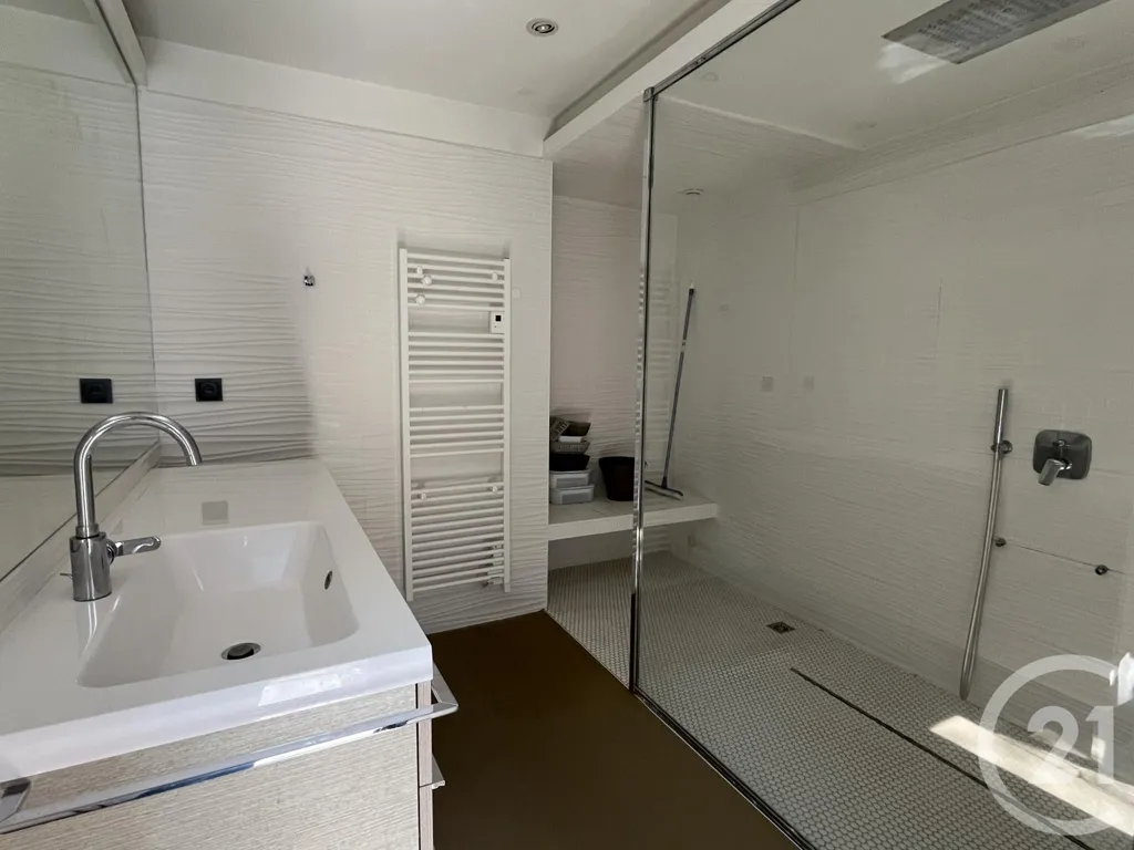 Salles de bain - Maison Contemporaine avec Piscine à Latresne
