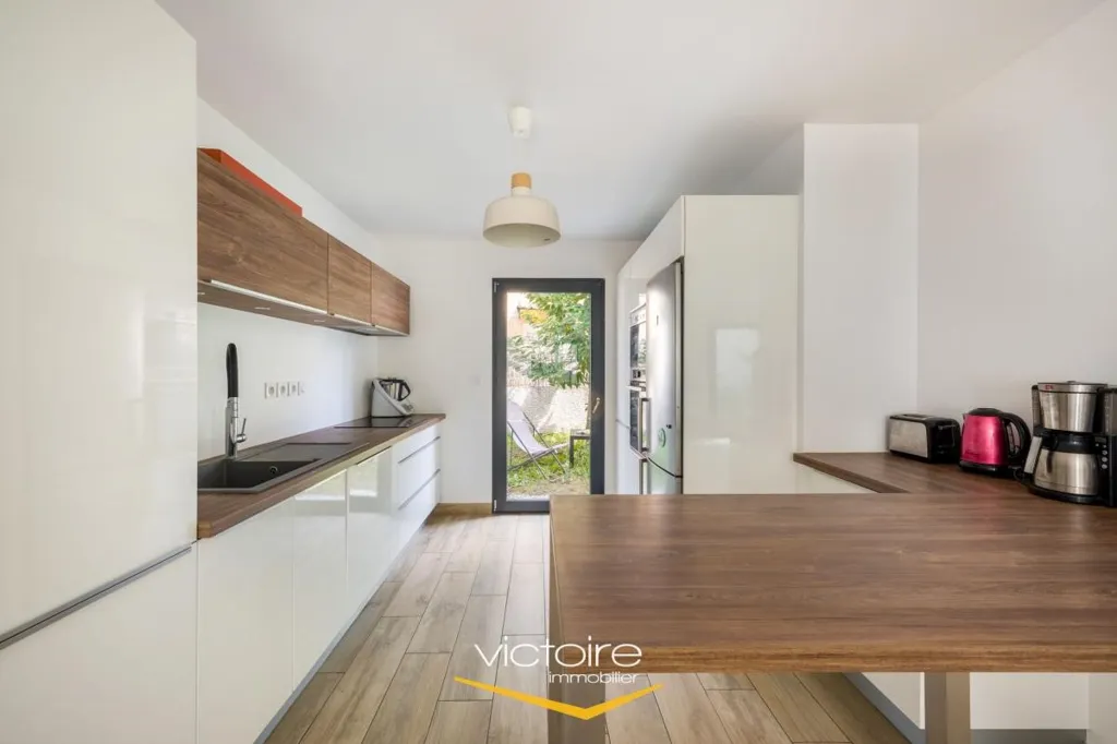 Köök - Newly Built House with Two Gardens in Montchat