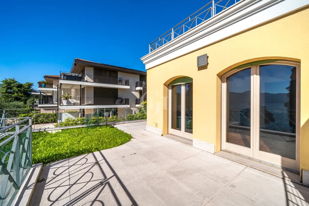 Terrazza - Lakefront Apartment with Panoramic View in Torri del Benaco