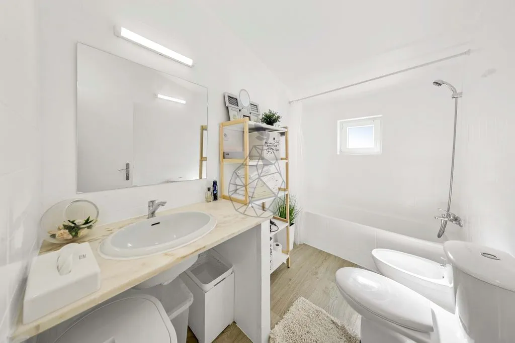 Bathrooms - 2-Bedroom Villa with Private Garden in Albufeira