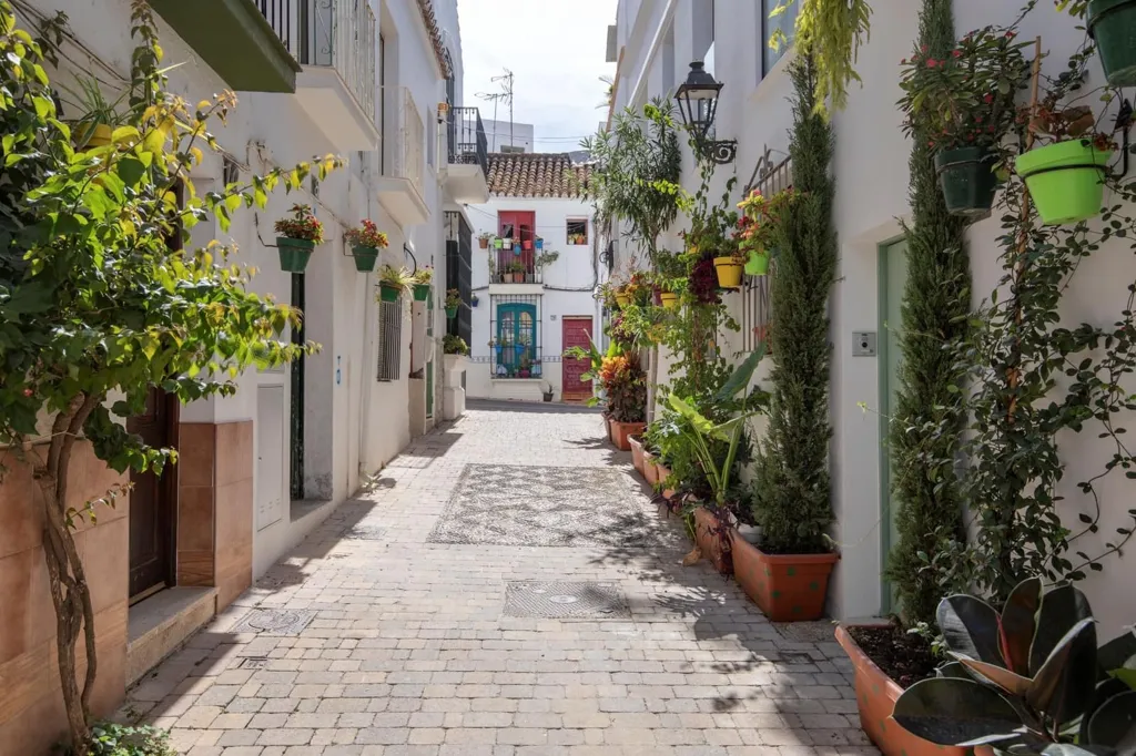Aed - Townhouse with Terraces in Estepona Centre