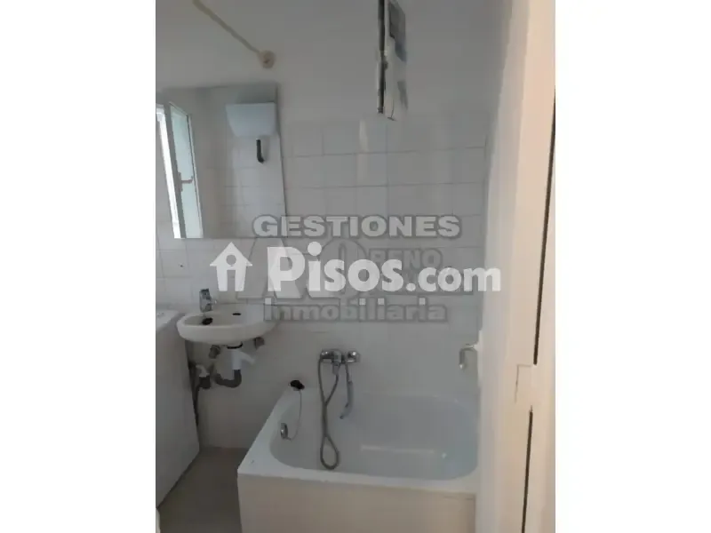 Salles de bain - Studio with Metro Access in Camino de Ronda