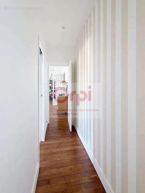 Esik - 4-Piece Apartment with West Paris View in Issy