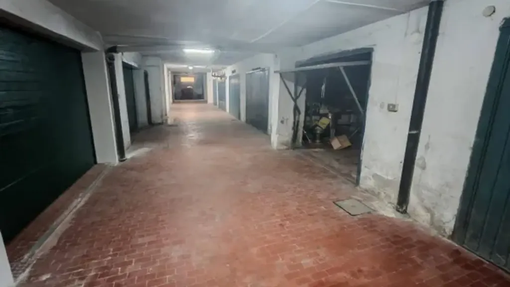 Garage - Apartment with Balcony in High Street, Benevento