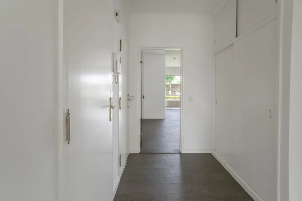 Esik - Corner Apartment with Garden in Schelle