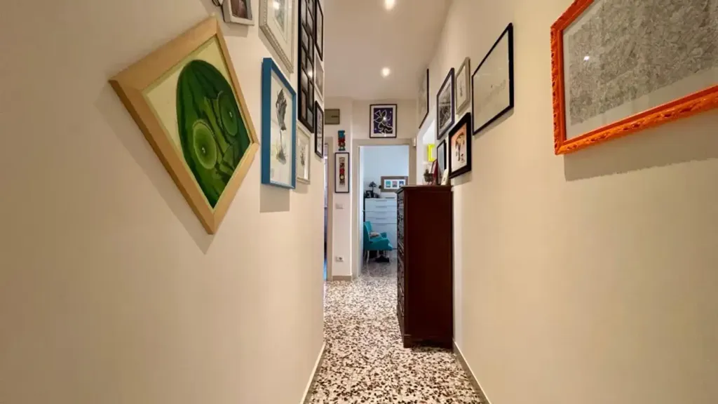 Esik - Rustic-Style Apartment with Balcony in Florence
