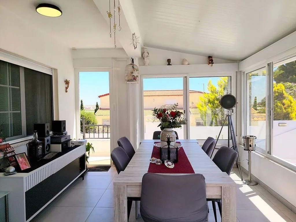 Söögituba - Three-Bedroom House with Pool in Jacarilla