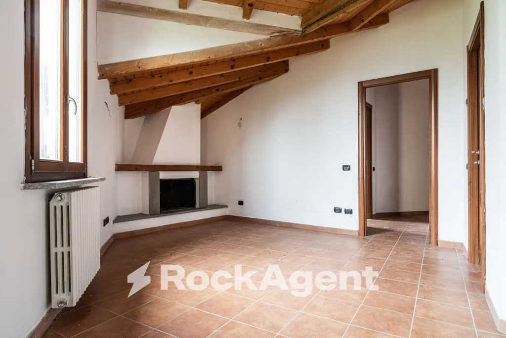 Rooms - First Floor Flat with Balcony in Camolino