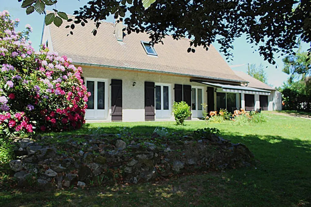 Extérieur - Longère avec Grand Jardin à Lanobre