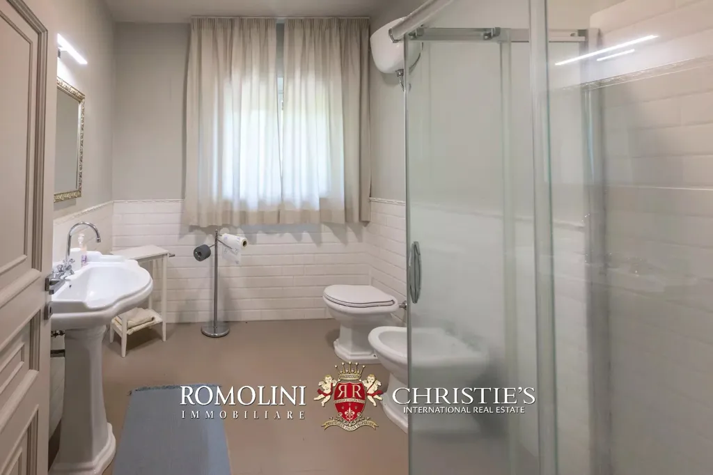 Bathrooms - Villa with Pool and Olive Grove in Sinalunga, Tuscany