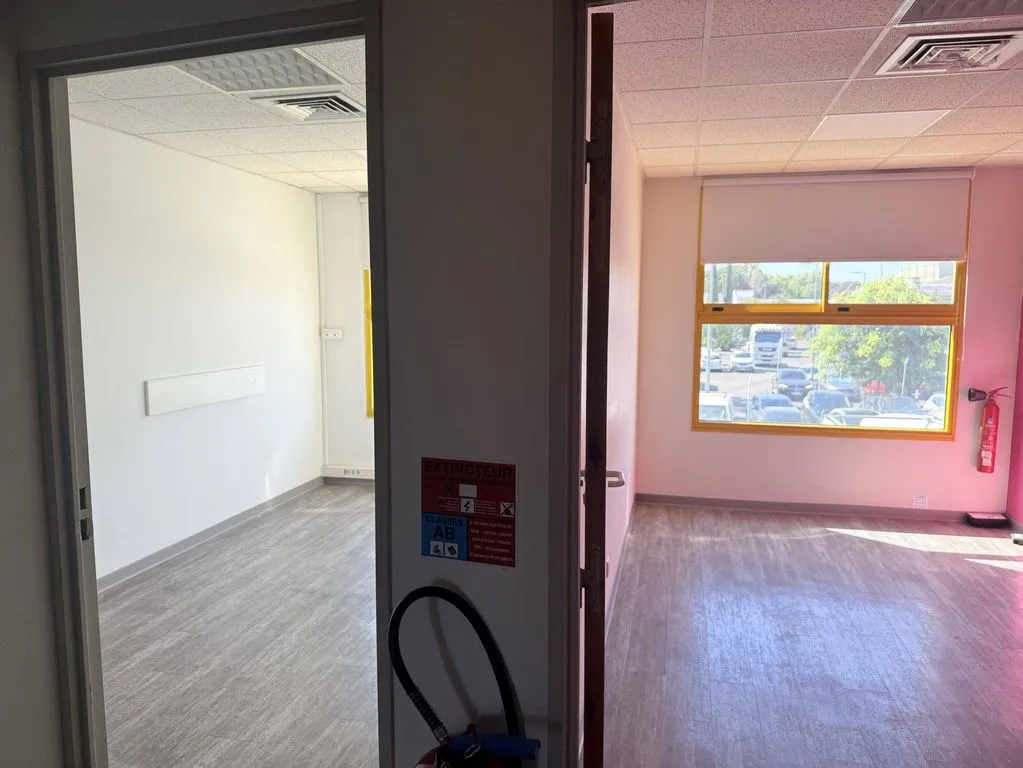 Toad - Office Space with Parking in Istres