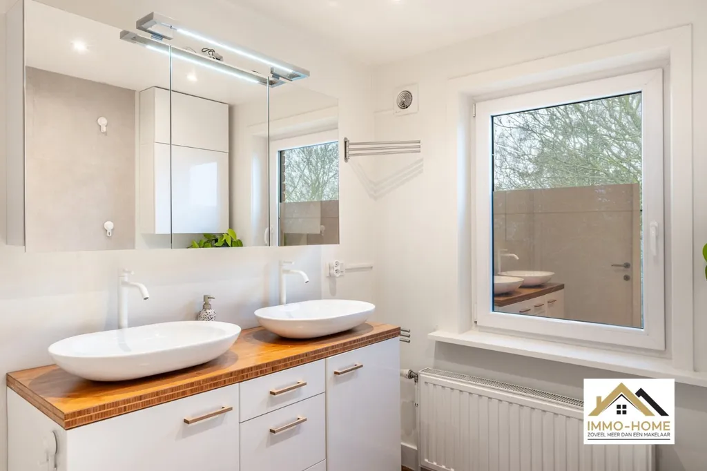 Salles de bain - Appartement de 3 Chambres avec Terrasse à Sint-Amandsberg