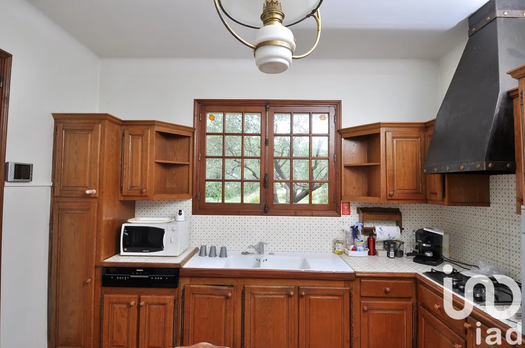 Cuisine - Maison traditionnelle avec vue panoramique et piscine à Alès