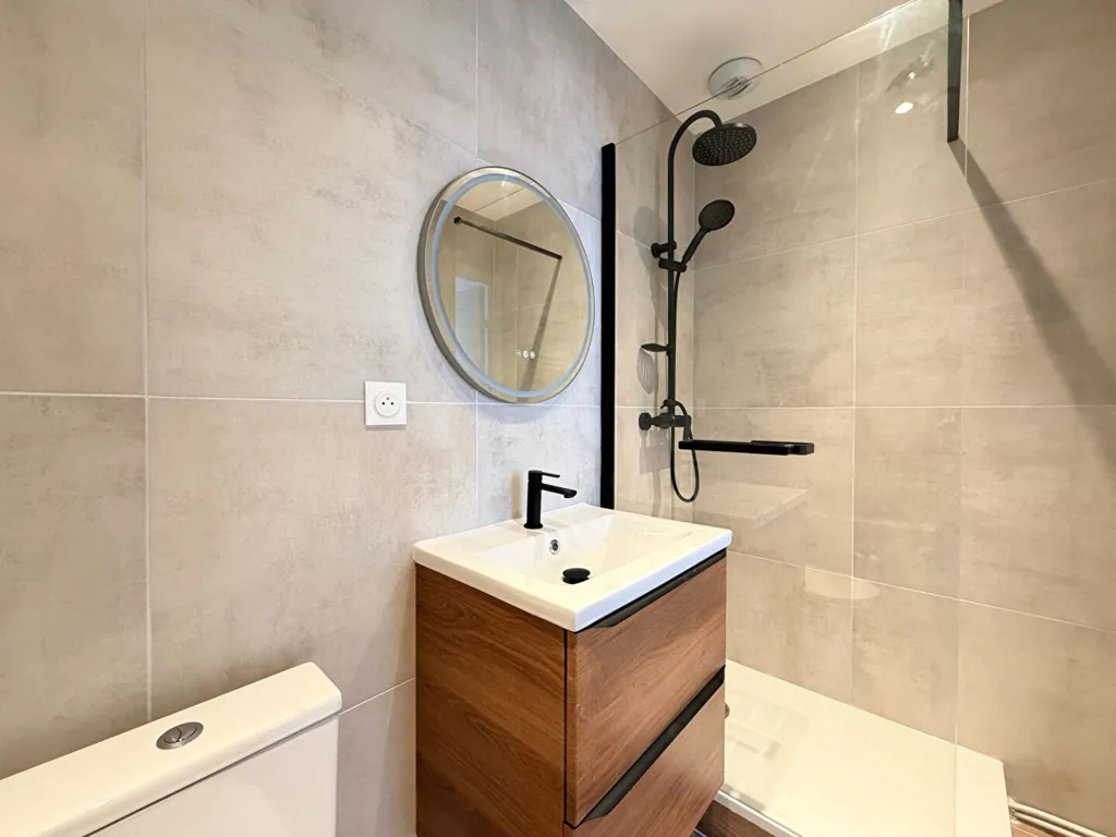 Bathrooms - Meubled Studio with Intercom in Reims