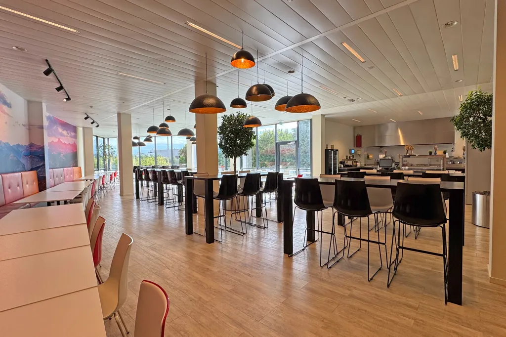 Salle à manger - Espace de Bureau Moderne avec Vue sur l'Autoroute à Erembodegem