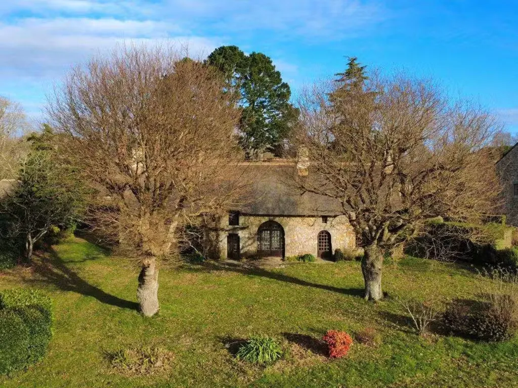 Õhuvaade - Thatched Cottage with Breton Charm in Plougoumelen