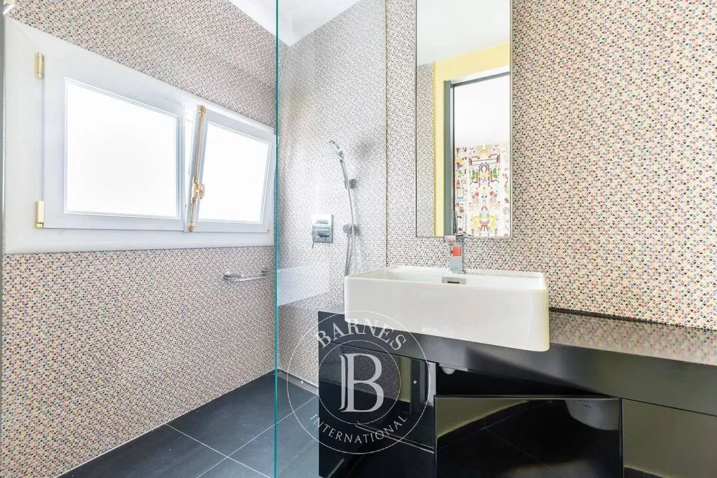 Bathrooms - Luxury Duplex with East-West View in Paris 7th