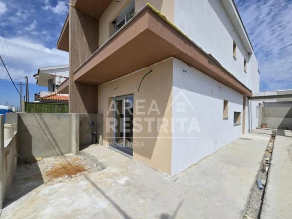 Exterior - Contemporary Semidetached House in Seixal