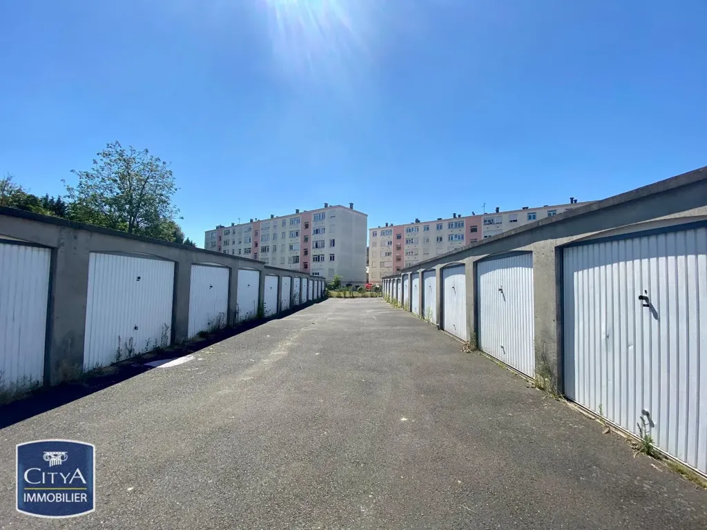 Extérieur - Parking à Louer dans un Quartier Calme à Déville-lès-Rouen