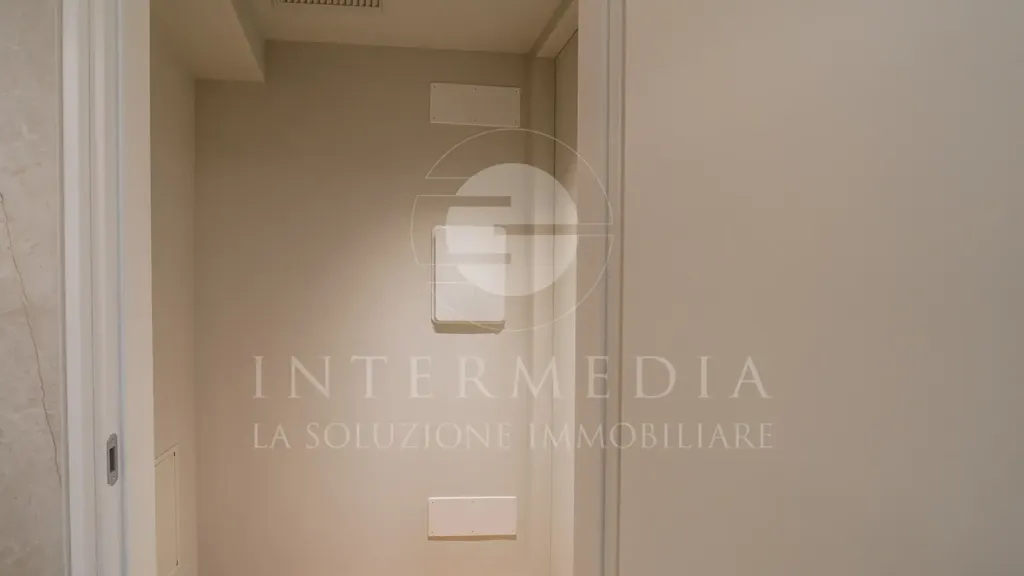 Esik - Rusticated Flat with Balcony in Brescia