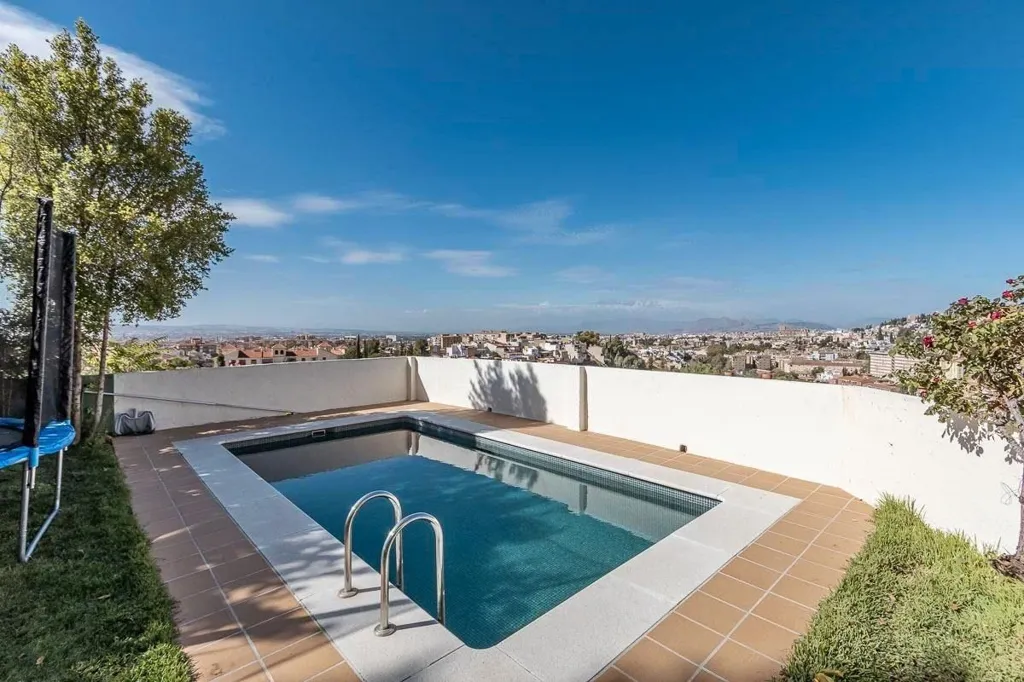 Piscina - Detached House with Private Pool in Granada