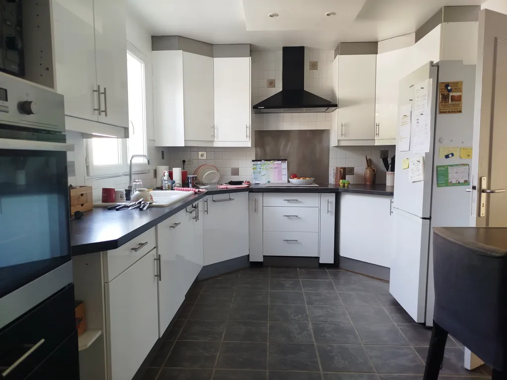 Kitchen - Family House with Pool in Quiet Area