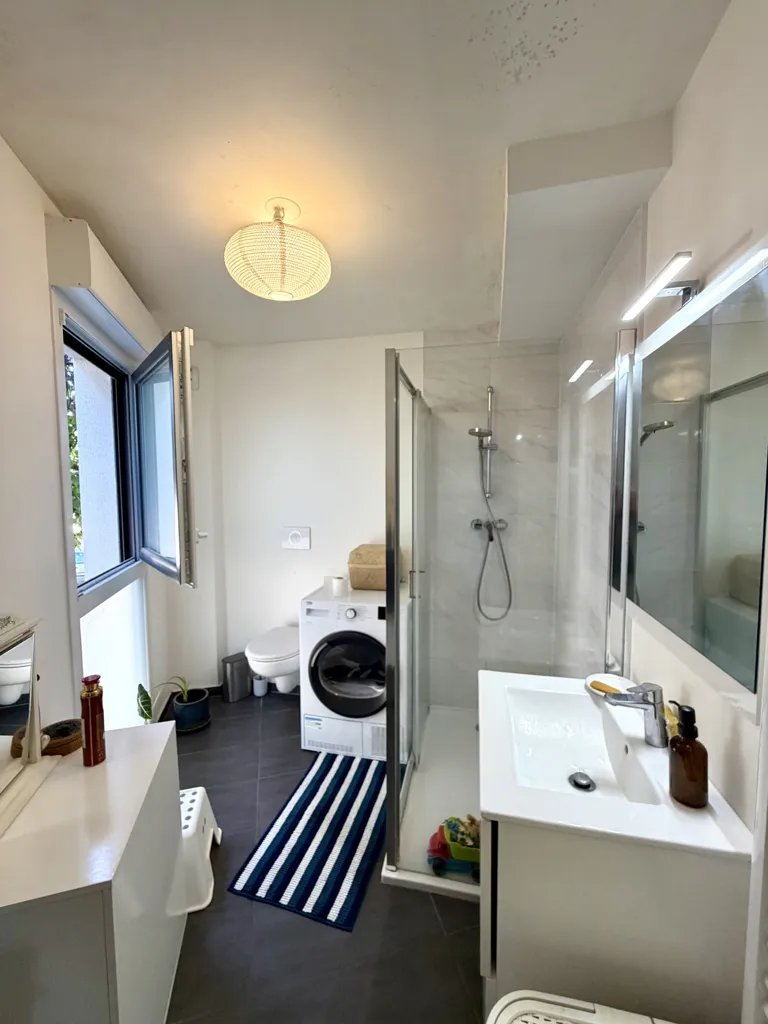 Salles de bain - Appartement avec Balcon et Parking à Romainville