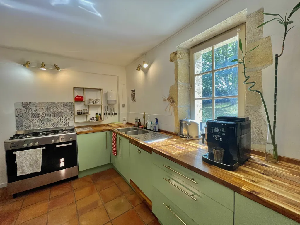 Cuisine - Maison en Pierre avec Piscine et Vue Nature
