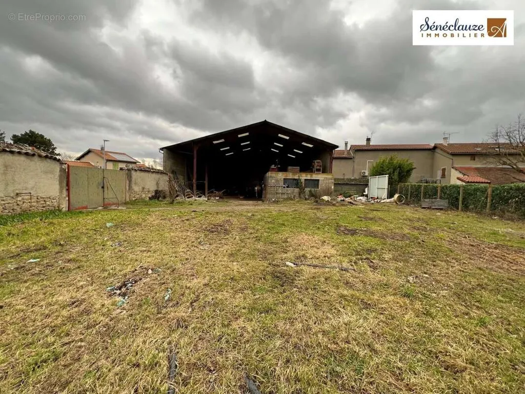 Aed - Charming Ensemble with Garden in Orliénas