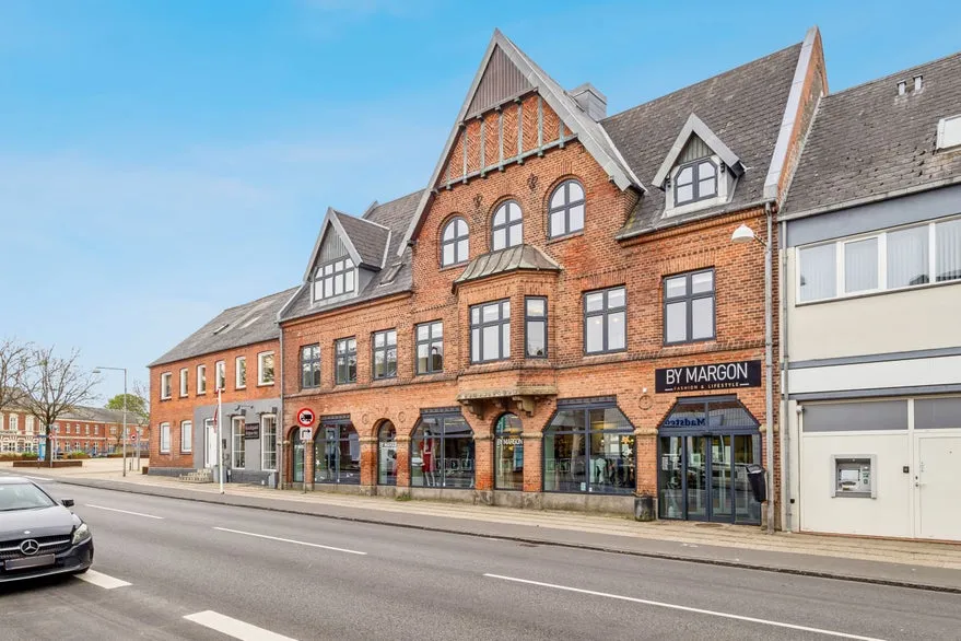 Esterno - Retail/Office Space with Large Windows in Vinderup